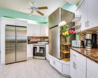 Breezy White Sands House Steps to Gulf Shore! - Clearwater - Κουζίνα