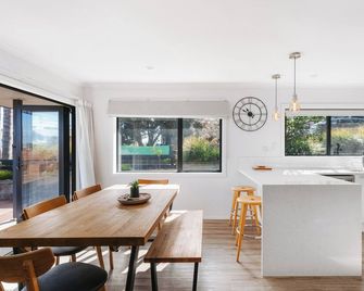 The Surfside Villa ~ Mount Maunganui - Beyonder Holiday Homes - Mount Maunganui - Dining room