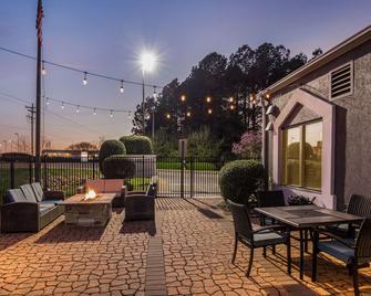 Clarion Pointe Wake Forest - Raleigh North - Wake Forest - Patio