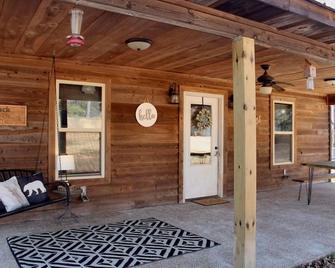 Charming cabin with outdoor soaking tub - Гемілтон