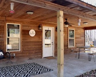 Charming cabin with outdoor soaking tub - Hamilton - Innenhof