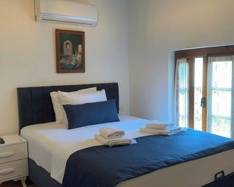 هيرا بانسيون - ايفاليك - غرفة نوم