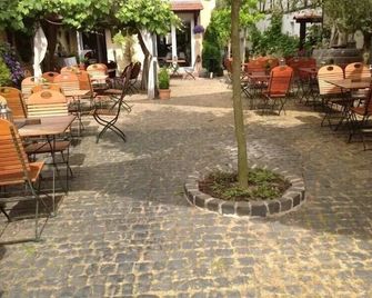 Hotel Restaurant Alter Hof - Hofheim - Innenhof