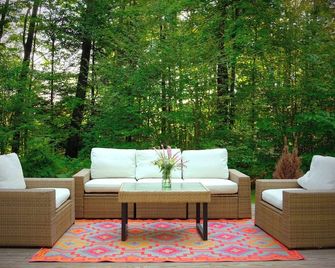 Cheerful 3-bedroom cottage with woodstove - Sheffield - Patio