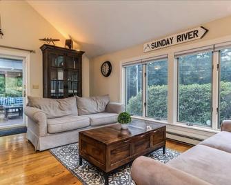 Private oasis by Ogunquit beach!! - Ogunquit - Living room