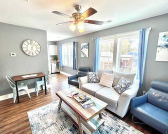 Stylish Cozy Tree House Pet Friendly!!! - Wilmington - Sala de estar