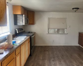 Cozy 2-bedroom mobile home in charming Eloy with AC - Eloy - Cucina