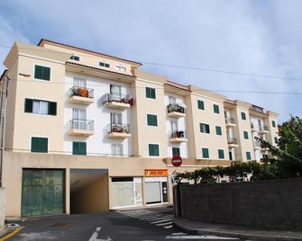 Excellent Budget 2 Bedroom Apartment in Canico - ideal location - with wifi! - Caniço - Gebäude