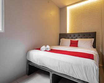 RedDoorz near Tanjung Duren 2 - Jakarta - Bedroom