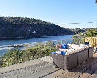 Stunning home in Drøbak with house sea view - Drobak - Balcón