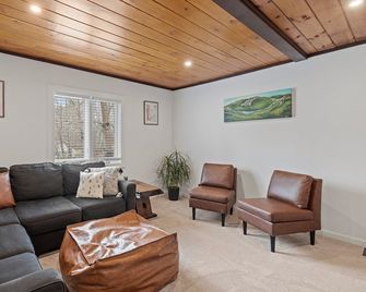 Cozy 3BR Retreat in Downtown Bethlehem - Hot Tub, Trails, Near Ski & Hike - Bethlehem - Soggiorno