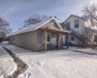 Modern 2br Home Near Downtown Eau Claire With Garage + Fast Wifi & Parking - Eau Claire - Building