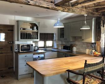 Cosy, Rustic 17th Century Countryside Barn. - Horley - Kitchen