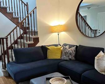 Retreat in the Heart of Grimsby & Wine Country - Grimsby - Living room