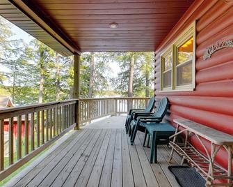 Waterfront Mercer Cabin w/ Wraparound Porch! - Mercer - Balcón