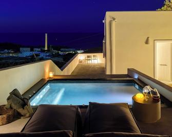 A cozy little island home. Private, quiet, on the beach, next to capital Fira. - Exo Gialos - Basen