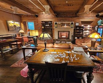 The Common Man Inn & Restaurant - Claremont - Lounge