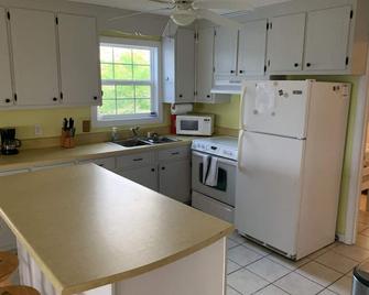 Watch the sun rise from this waterfront home. - Cedar Island - Cocina