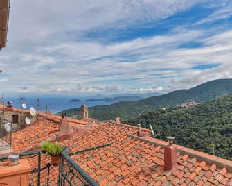 Nadine - Bilocale In Centro - Marciana - Balcón