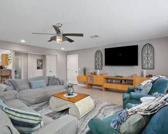 Bel · Boardwalk Pool Home W Bikes And Boat Parking - Kemah - Living room