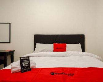 RedDoorz @ Losari Area 2 - מקאסר - חדר שינה