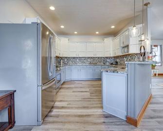 Elegant Pataskala Home w/ Hot Tub & Fire Pit! - Pataskala - Kitchen