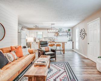 Updated Cabin with Hot Tub! - Counce - Living room