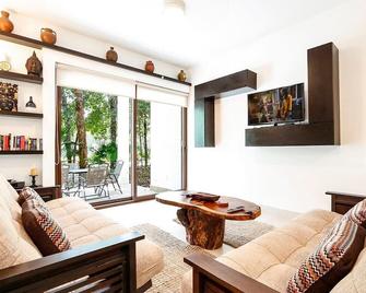 Cozy 2BR Apartment with nice terrace! In Akumal! - Akumal - Living room