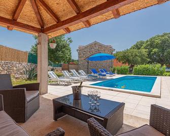 Stunning Home In Siritovci With Wifi - Drinovci