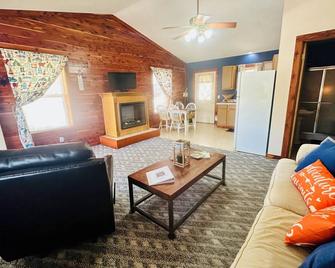 Cabin #3 - Pet/Family Friendly - Giant Spa Tub, Beautiful Ozark Mountain Cabin - Eureka Springs - Living room