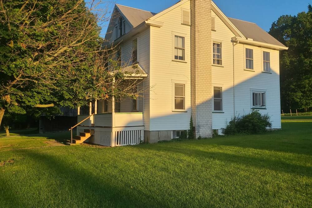 Cozy Farm house 1950's Era but with modern updates