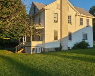 Cozy Farm house 1950's Era but with modern updates - New Enterprise - Edificio