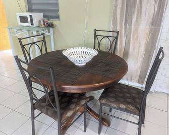 Tidy and Cozy Place to stay - San Juan - Salle à manger