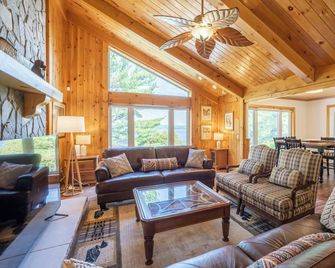 Cottage on Chandos Lake w Pool & Hot Tub! - Apsley - Living room