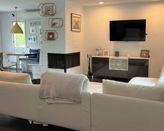 Charming 4-bedroom/3 Full bath house with WiFi, AC steps to the beach - Hampton Bays - Sala de estar