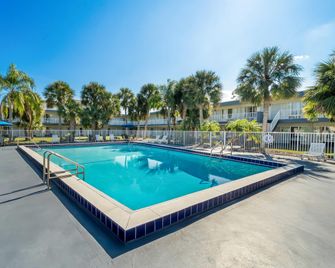 Suburban Studios Daytona Beach - Speedway - Daytona Beach - Piscina