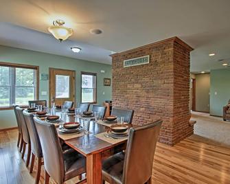 Close To Castle Rock Lake And Wi Dells! Great For Groups Or Multiple Families - Mauston - Dining room