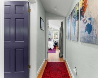 826 Wilson Road - Highlands - Pasillo