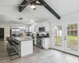 Modern Luxury with Cozy Vibes - Beaumont - Kitchen