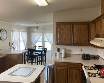 High Plains Hideout 3 bedrooms 2 Baths - WaKeeney - Keuken