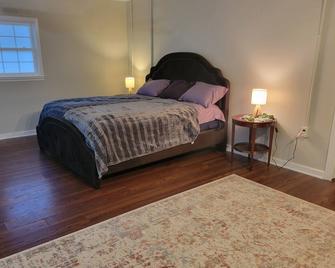 Spacious duplex - Inman - Bedroom
