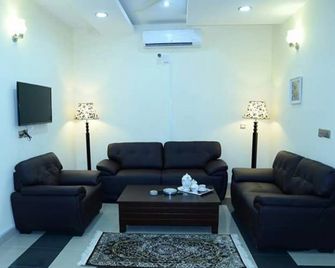 Elite Residence Guest House - Islamabad - Living room