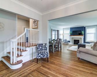 Port Clinton 4 Bdrm Luxury-2 blocks from beach - Port Clinton - Living room