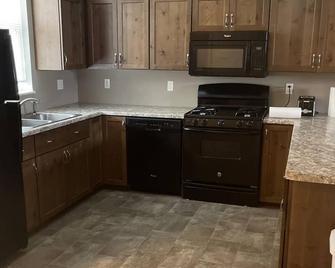 Relaxing townhome a few blocks from shopping and dining out! - Mason City - Kitchen