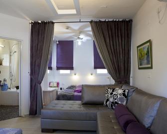 Nuriel Fruit & Guest House - She’ar Yashuv - Living room