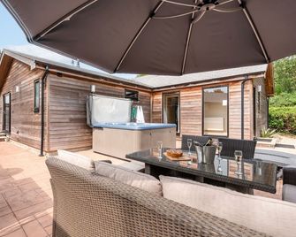 Hillside Lodge - sleeps 4/10 with wood burner and private hot tub - Cheddar - Terasa