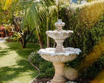 Spacious home 7 minutes away from the beach! - Goleta - Outdoors view