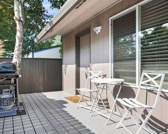 Prime Location, Pet Friendly, Single Level, New Decor and Furnishing, 10 Min to PDX and Vancouver - Vancouver - Patio