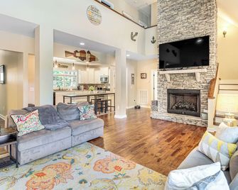 Modern Tims Ford Lake Home w/ Private Dock & Pool! - Lynchburg - Living room
