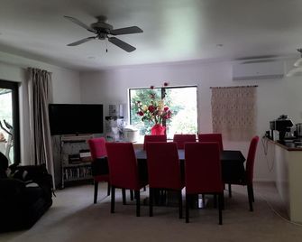 Subtropical: 1 acre Fenced Gated property with 2 bluey dogs - Waipapa - Sala de jantar